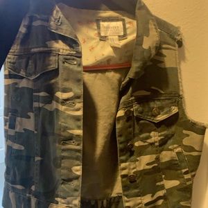 army sleeveless vest